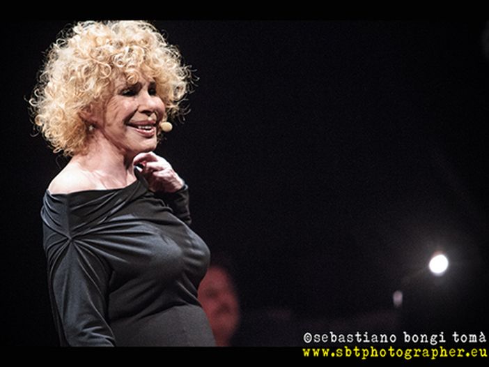 Ornella Vanoni interrompe la sua &quot;Ogni volta&quot; di Vasco Rossi perch&egrave; Pippo Baudo le oscura il &#039;gobbo&#039; - GUARDA