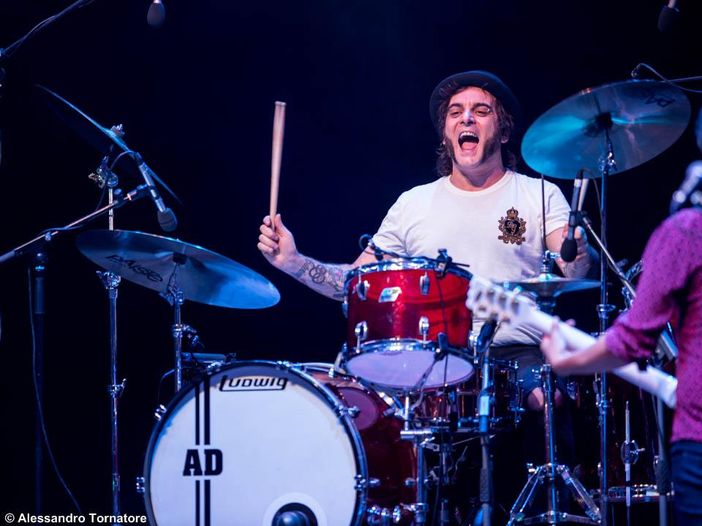 Piazzamento top per Le Vibrazioni: &#039;Ma il singolo nei negozi costa troppo&#039; 