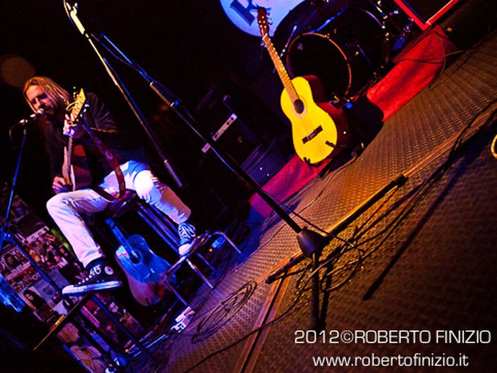 Giulio Casale in teatro a Milano con 'The beat goes on' Giulio Casale in teatro a Milano con 'The beat goes on'