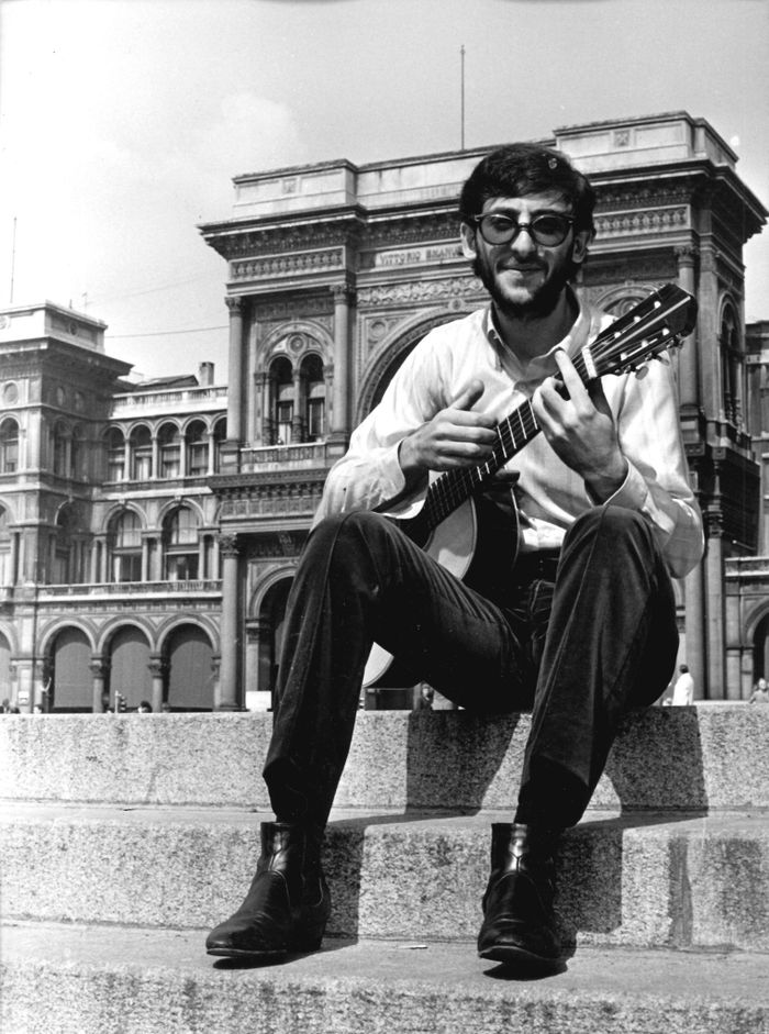 https://images.rockol.it/jELp07l4mtPtAFa4PU97B9JEe-Q=/700x0/smart/rockol-img/img/foto/upload/franco-battiato-1967-foto-begotti-giornalfoto-collezione-primo-guttadauro-2.jpg