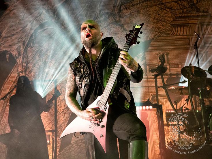 I Dimmu Borgir si autocensurano