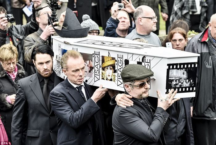 https://images.rockol.it/jdGpqEDierAfAJmD1vVM-FMJHTI=/700x0/smart/http%3A%2F%2Fi.dailymail.co.uk%2Fi%2Fpix%2F2015%2F03%2F12%2F26927CBE00000578-2991701-image-a-116_1426171851990.jpg