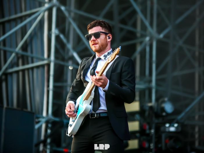 Rou Reynolds (Enter Shikari) omaggia David Bowie con una cover di &#039;Heroes&#039; - VIDEO