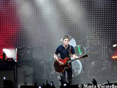 Noel Gallagher sul palco con i Black Crowes