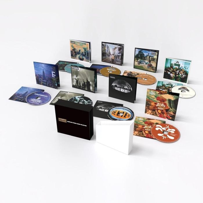 https://images.rockol.it/l1_wuYTJle_fGc0dK58FcRIaAG8=/700x0/smart/rockol-img/img/foto/upload/oasis-complete-studio-album-box-set-cd-packaging.jpg