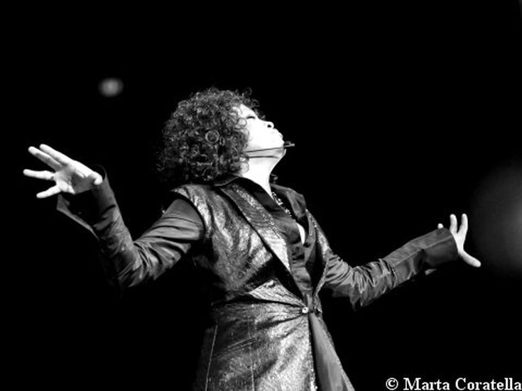 ‘Repubblica’ intervista Whitney Houston, al telefono (e in ginocchio)