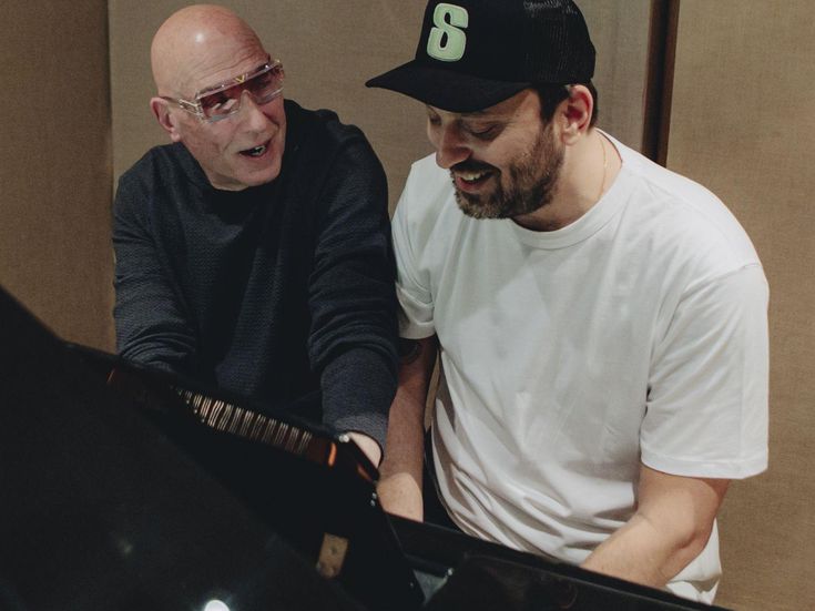 Cesare Cremonini, un live e un inedito 'per imparare a cantare sottovoce'