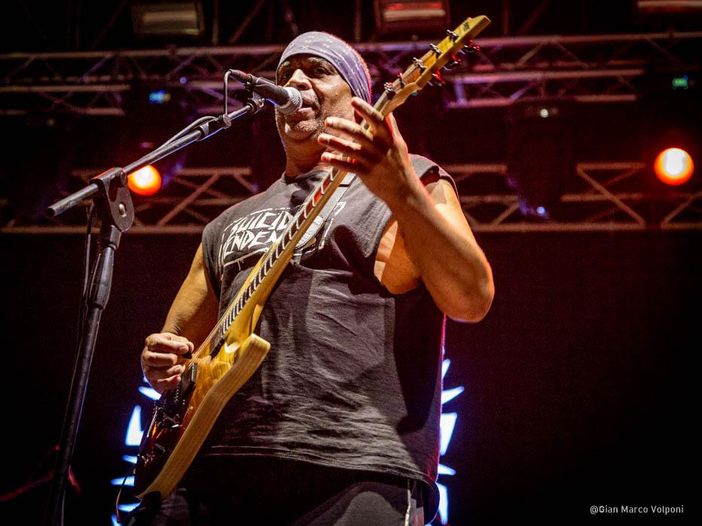 Il 15enne Tye Trujillo in concerto con i Suicidal Tendencies - VIDEO