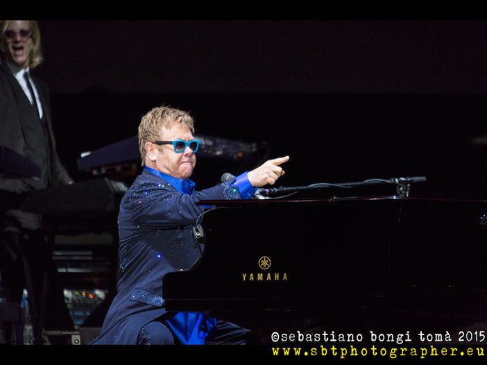 Elton John e Putin, &egrave; tira e molla. Un portavoce smentisce il cantante: &#039;Nessuna conversazione telefonica tra i due&#039;. Ma era uno scherzo