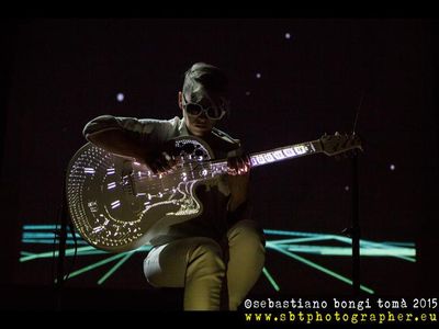 Quando la chitarra diventa una batteria: Kaki King in Italia