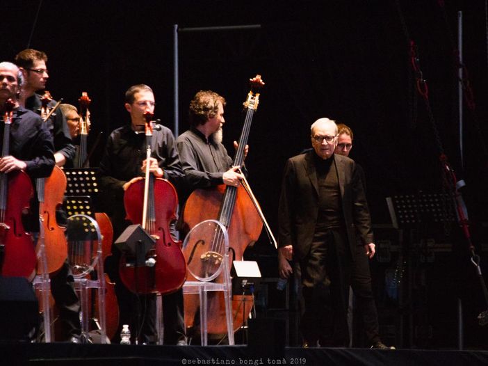 Ennio Morricone riceve il Golden Globe per la colonna sonora di &#039;The hateful eight&#039; a Roma. E Tornatore gli dedica un film-documentario