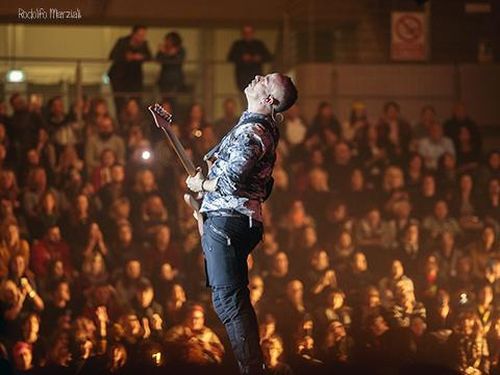 Eros Ramazzotti, con Universal un contratto di tipo tradizionale