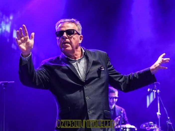 Suggs dei Madness in Sicilia per un programma di Sky 