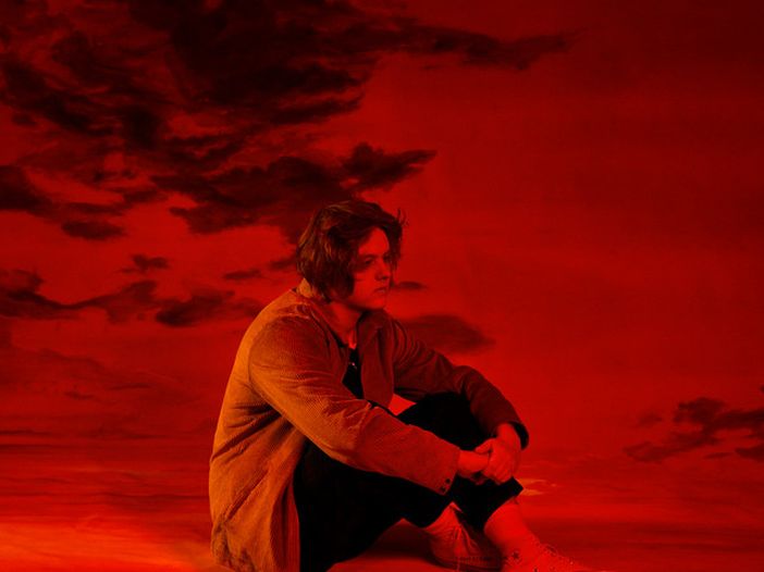 Lewis Capaldi aggiorna sulla sua salute e pubblica 5 nuovi brani