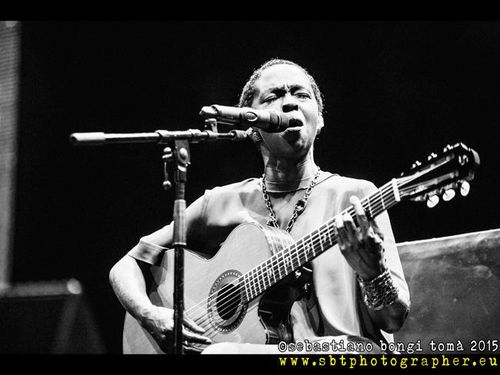 Lauryn Hill candidata a 10 Grammy: con Shania, Madonna, Brandy e Celine Dion è ‘girl power’. Ecco la lista completa delle nominations. 