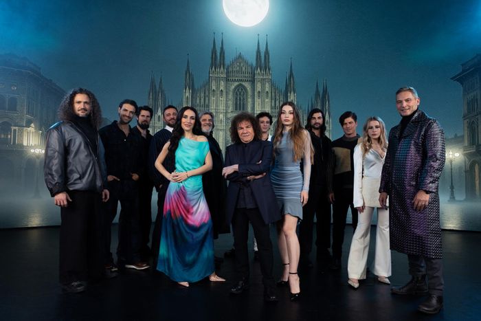https://images.rockol.it/mlPO9XbWY9ZNW44H6xcW6UIbOy4=/700x0/smart/rockol-img/img/foto/upload/notredame-cast-04-12-2025-shot-6-parigi-duomo-2454-copia.jpg