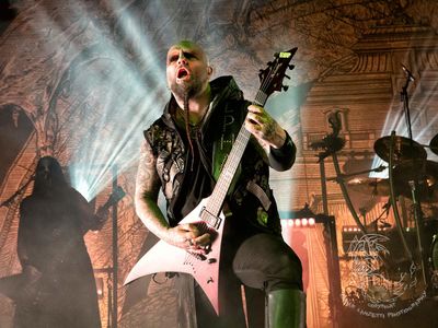 I Dimmu Borgir si autocensurano
