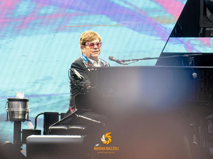 https://images.rockol.it/nRY2xoIwX0PJZpvW1B_V0TJebvs=/700x0/smart/rockol-img/img/foto/upload/eltonjohnmilano-rockol-02.jpg