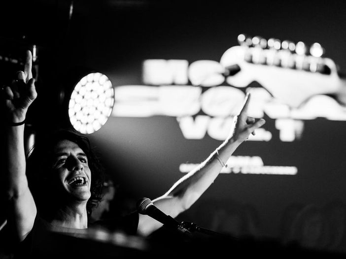 Fuori dalle bolle: Motta suona (letteralmente) in mezzo ai fan