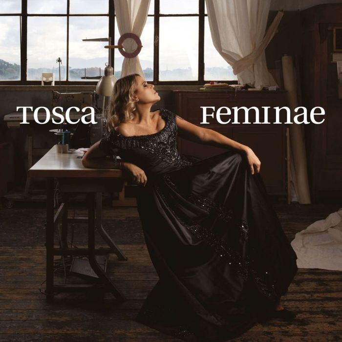 https://images.rockol.it/nhxPN_TLHIVw8uYVHMJfwRy2ZZQ=/700x0/smart/rockol-img/img/foto/upload/feminae-cd-formato-maxi-con-booklet-tosca-cover-ts1771901415.jpg