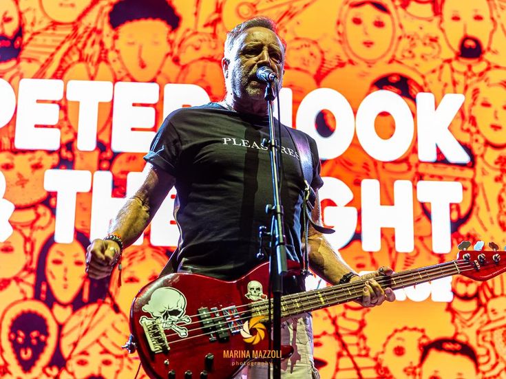 New Order, Peter Hook giudica il libro di Bernard Sumner: 'Fantasy o tragedia?'