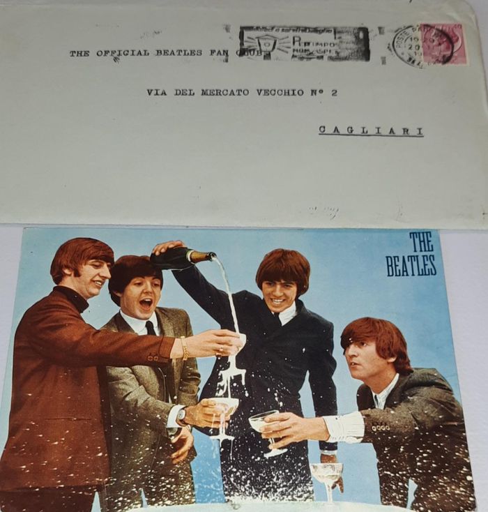 https://images.rockol.it/niTLczS3d3KE2SjwY6CJEtQ_mLY=/700x0/smart/rockol-img/img/foto/upload/04-cartolina-beatles-che-rossana-riceveva-da-londra-e-rigirava-ai-fan-italiani.jpg