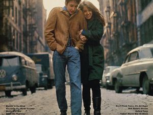Bob Dylan Timothée Chalamet  canta e suona