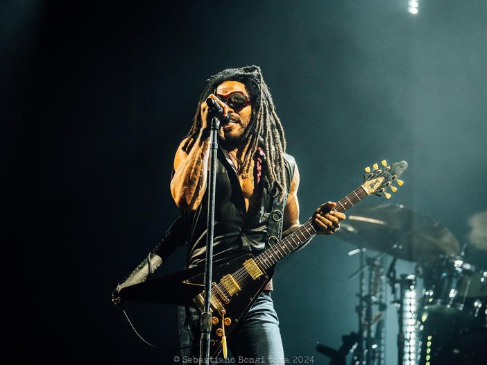 Un sacchetto di carta salvò la vita a Lenny Kravitz Un sacchetto di carta salvò la vita a Lenny Kravitz