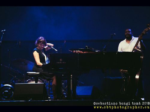 Norah Jones, il nuovo singolo è in vendita su Yahoo! senza protezione