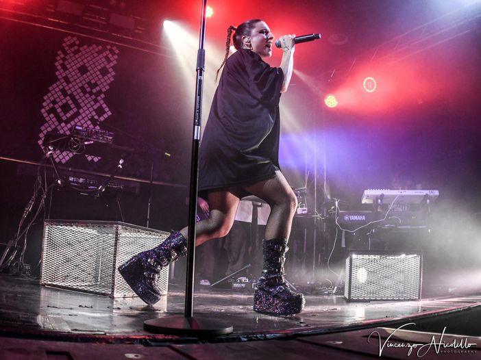 La performance (con caduta) di Angelina Mango a Sanremo