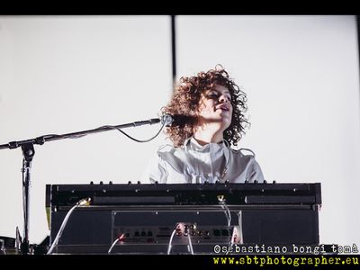 Gli Arcade Fire eseguono dal vivo &apos;Axel F&apos; - GUARDA