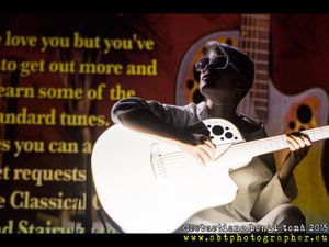 Kaki King, nel nuovo show la chitarra produrrà anche immagini