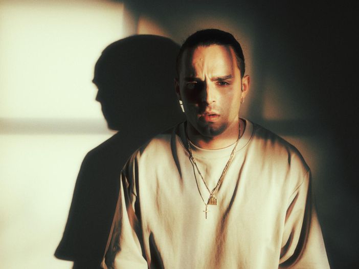 Ernia annuncia per il 2023 i suoi primi concerti nei palazzetti