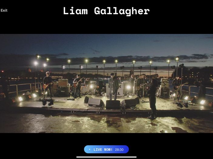 In streaming sul Tamigi con Liam Gallagher In streaming sul Tamigi con Liam Gallagher