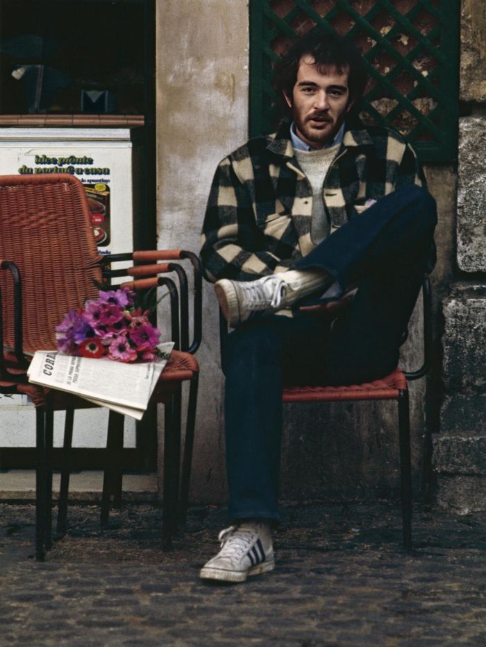 https://images.rockol.it/pN4PmKJCYfYva0S2EG3uAwRh8Pg=/700x0/smart/rockol-img/img/foto/upload/06-francesco-de-gregori-roma-1975-toni-occhiello.jpg
