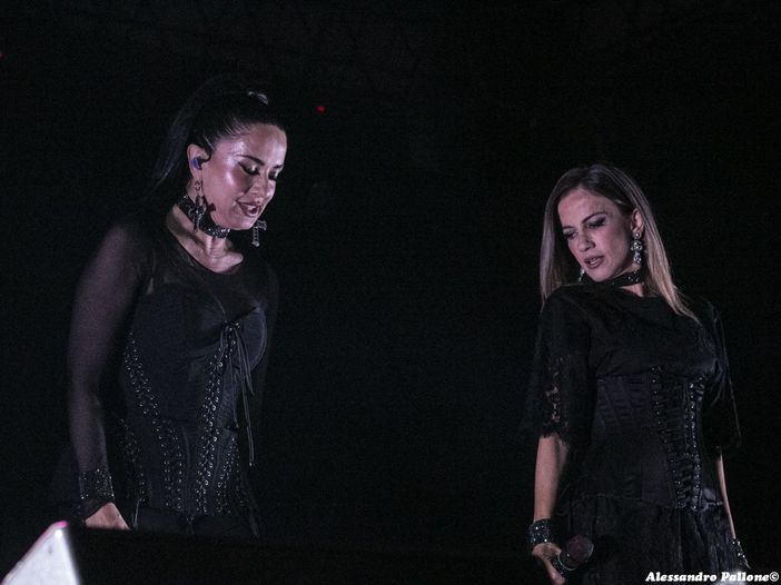 Paola &amp; Chiara riconquistano la vetta della graduatoria dei brani pi&ugrave; trasmessi nella settimana dalle radio italiane, secondo le rilevazioni di Music Control 