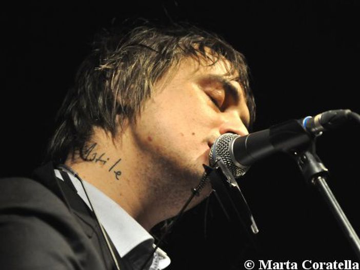 Pete Doherty in concerto rende omaggio ad Amy Winehouse
