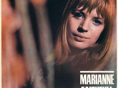Marianne Faithfull si frattura l&apos;osso sacro: concerti cancellati
