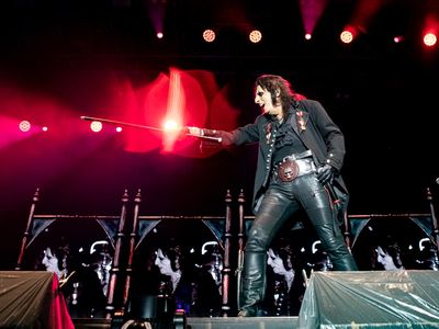 Alice Cooper nel ruolo di Satana