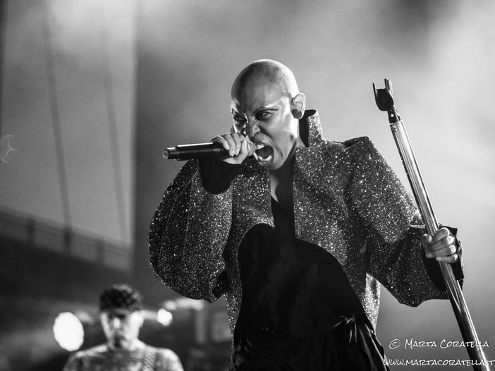 Il cantante mascherato, in UK c&#039;&egrave; Skin degli Skunk Anansie. Video