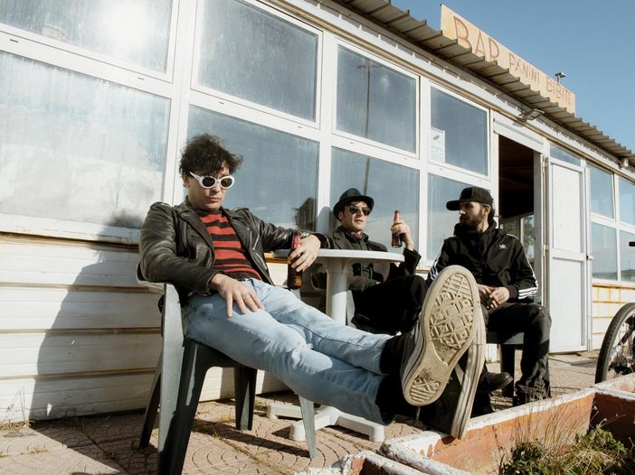 Gli Zen Circus se ne fregano dei feat studiati a tavolino