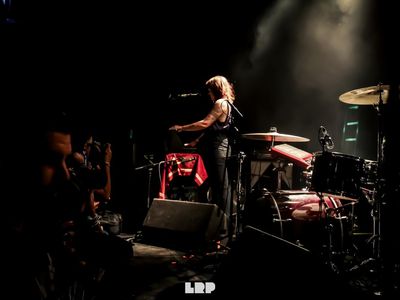 Zia McCabe dei Dandy Warhols: strip in concerto