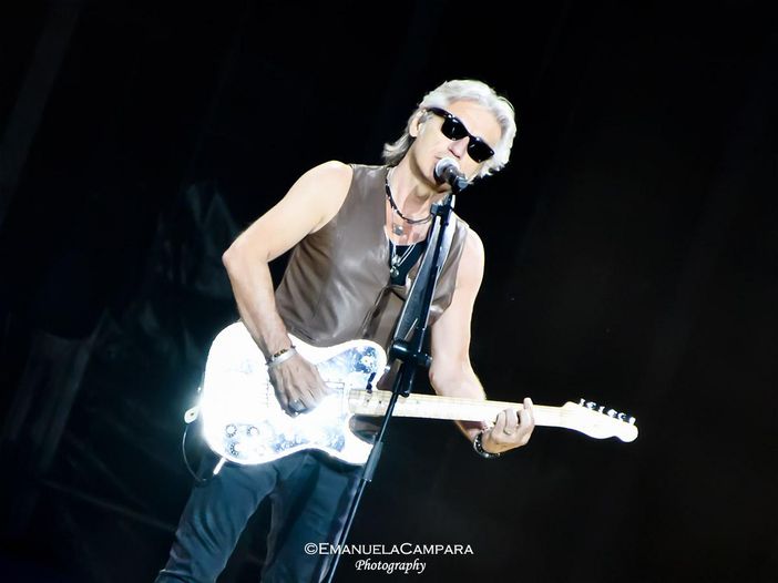 Ligabue: il nuovo singolo è "Una canzone senza tempo" Ligabue: il nuovo singolo è "Una canzone senza tempo"