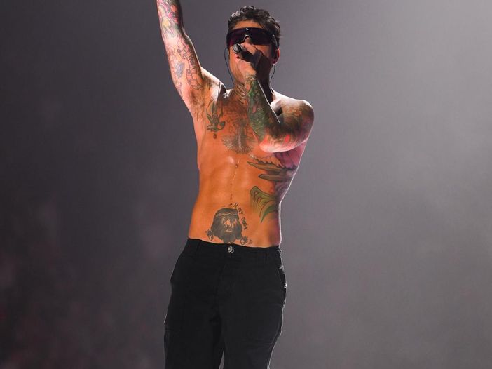 Fedez torna al Forum di Milano, con ospiti e le scuse a Sinner Fedez torna al Forum di Milano, con ospiti e le scuse a Sinner