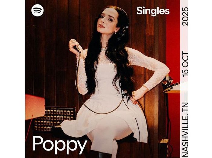 Le metamorfosi di Poppy, che ora stravolge “Last Christmas” Le metamorfosi di Poppy, che ora stravolge “Last Christmas”