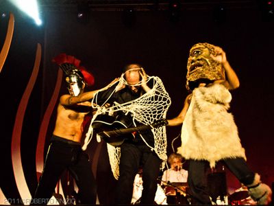 Vinicio Capossela, gitano su una vecchia Volvo