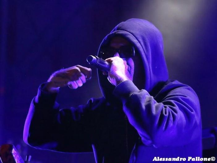 Dj con caschetto biondo e occhiali da sole si esibisce in Sardegna: &egrave; Salmo