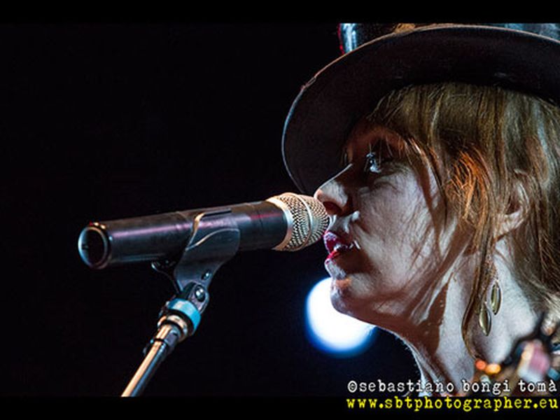 16 luglio 2014 - Pistoia Blues Festival - Piazza del Duomo - Pistoia - Suzanne Vega in concerto 16 luglio 2014 - Pistoia Blues Festival - Piazza del Duomo - Pistoia - Suzanne Vega in concerto