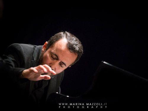 Una 'nota società italiana' chiede brani al CET: è uno sponsor di Sanremo?