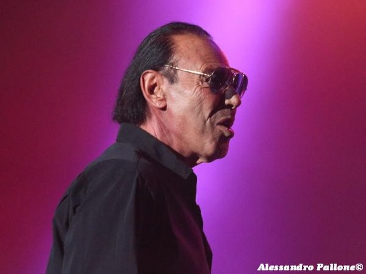 Fischi a Venditti che attacca Berlusconi